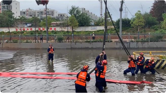 麒麟區遭暴雨突襲|部分道路積水嚴重，消防緊急排澇解憂